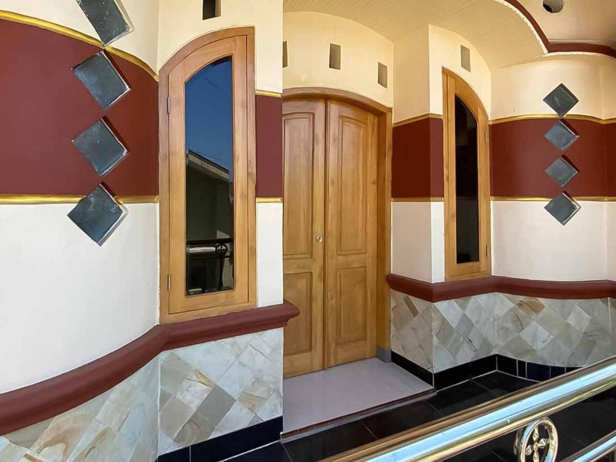 Palace Syariah Homestay Redpartner Баньюванги Экстерьер фото