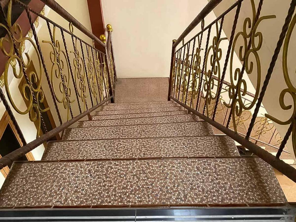 Palace Syariah Homestay Redpartner Баньюванги Экстерьер фото
